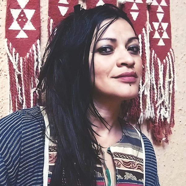 retrato mujer sobre tapiz rojo y blanco