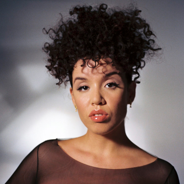 Fotografía retrato artista pelo rizado