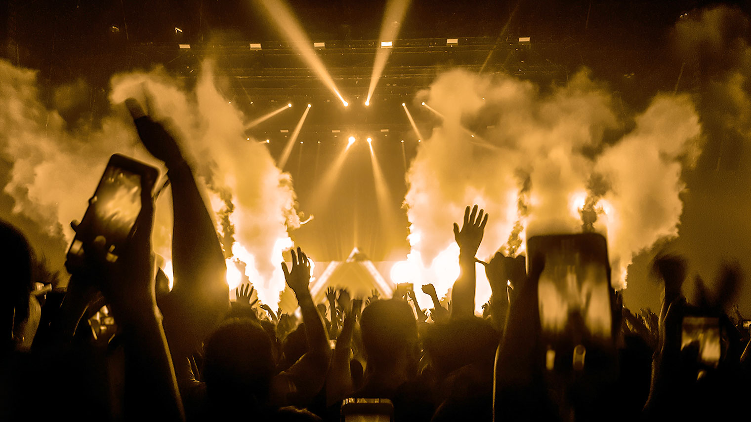 Gente bailando en concierto